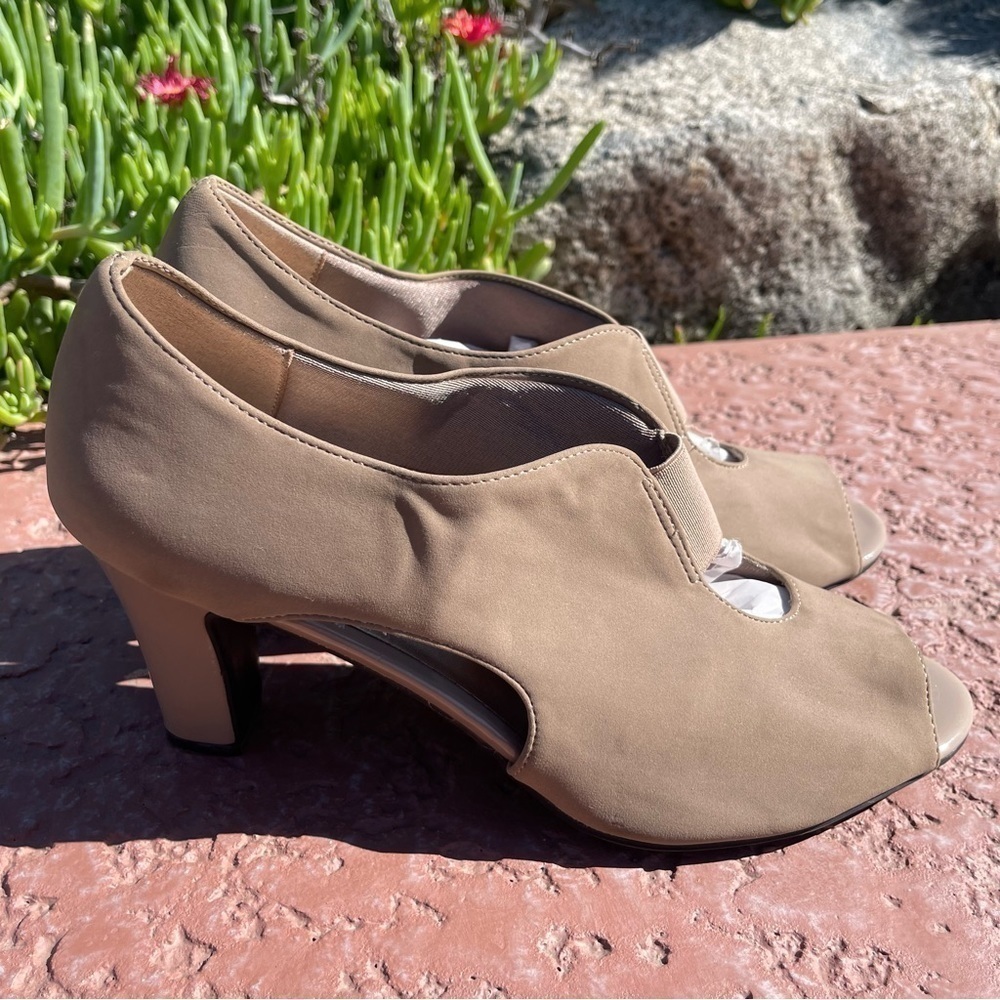Life Stride Women's Carla
Peep Toe Bootie size 11M in good condition